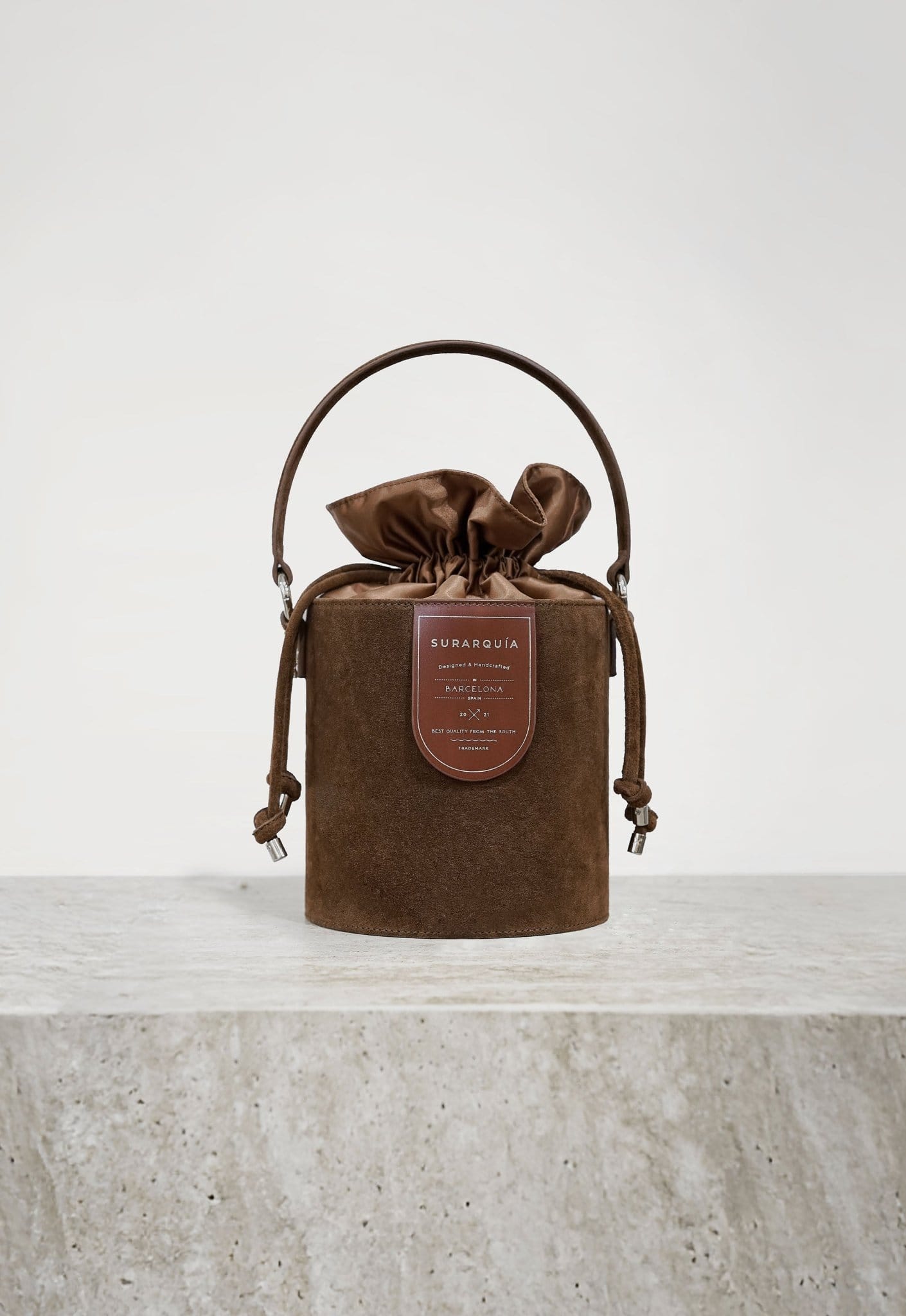 Surarquía Shop The Bucket Suede Chocolate The Bucket Suede Edición Especial | Bolso de Piel Artesanal Hecho en Barcelona | SURARQUÍA