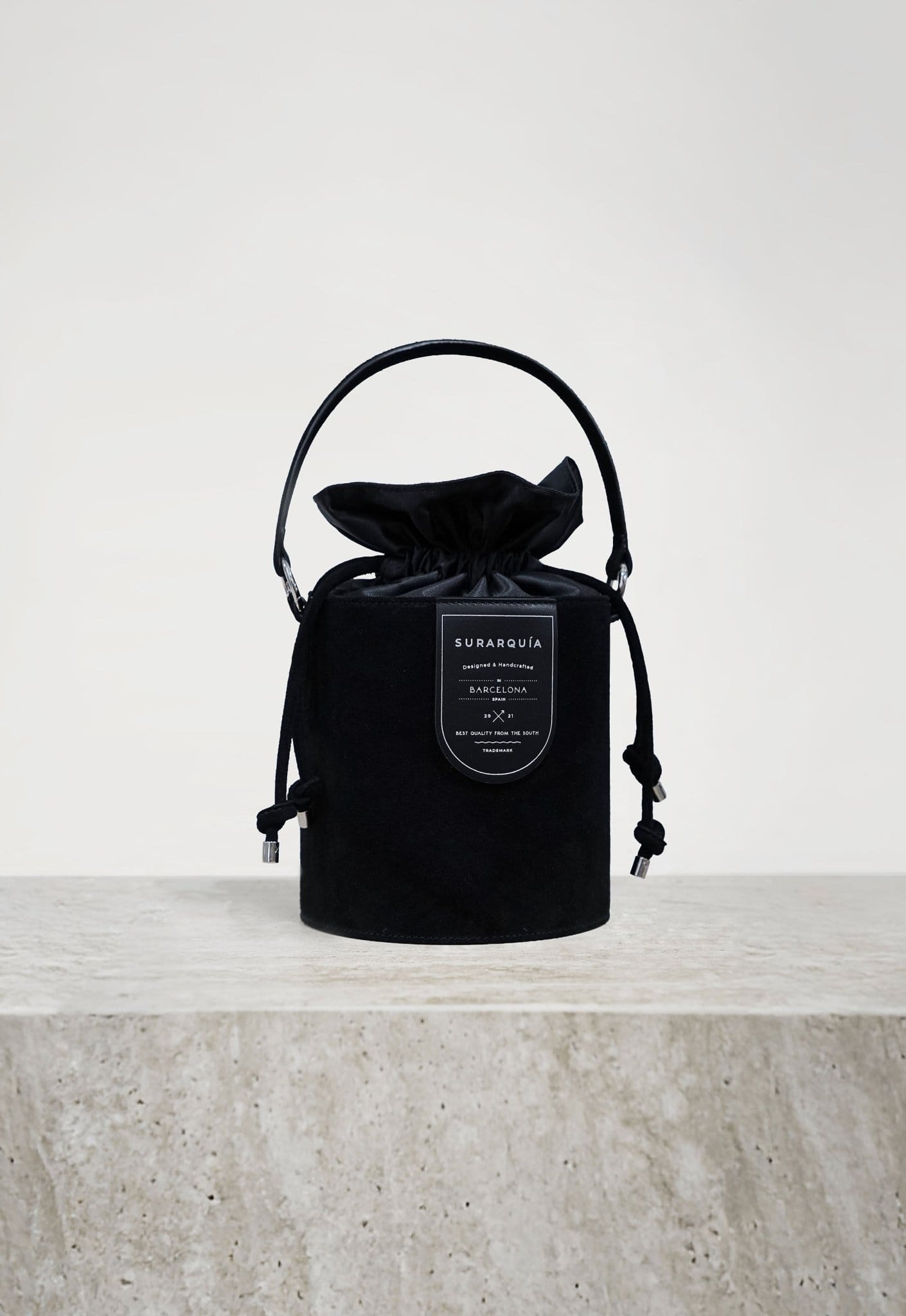 Surarquía Shop The Bucket Suede Black The Bucket Suede Edición Especial | Bolso de Piel Artesanal Hecho en Barcelona | SURARQUÍA 