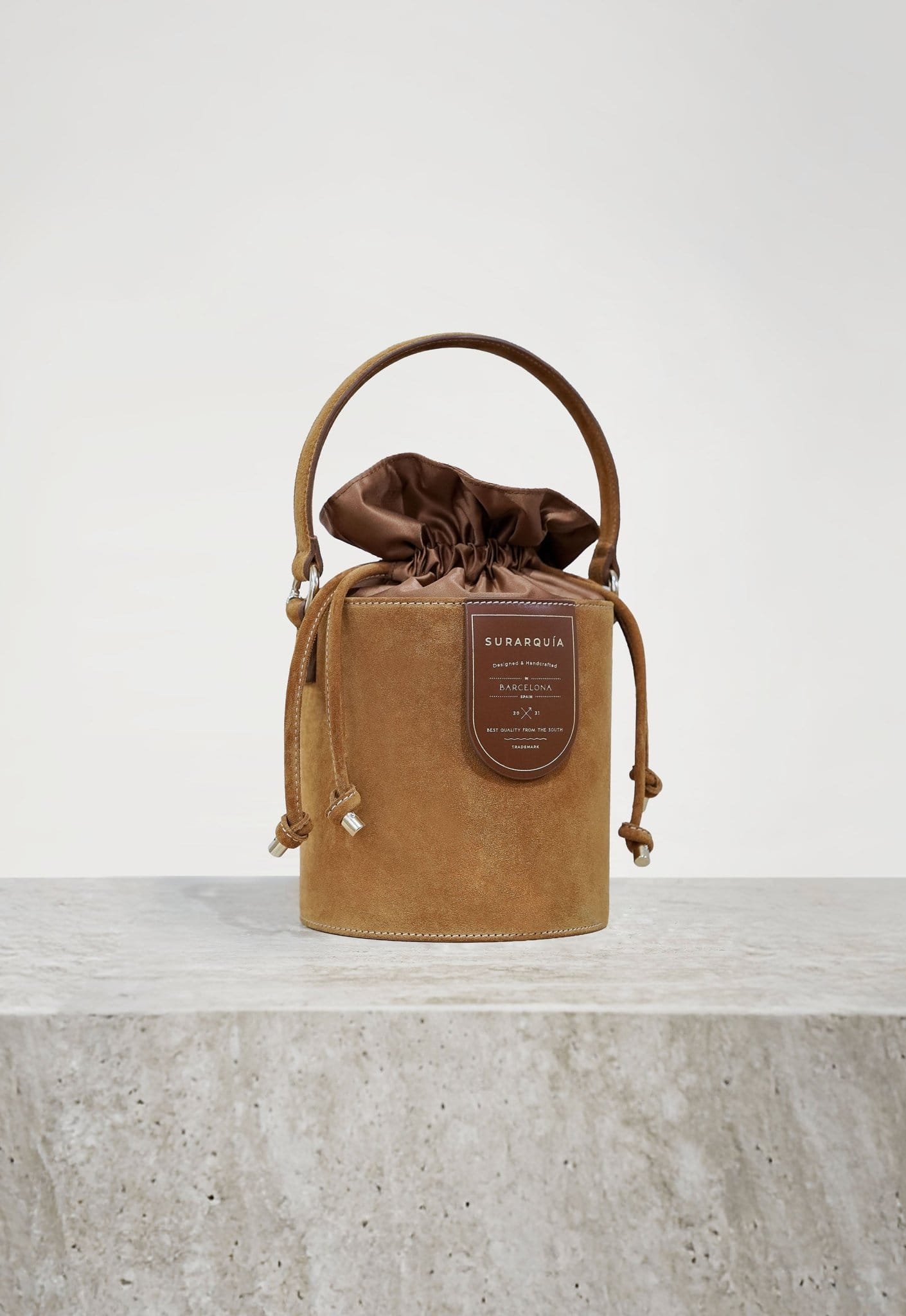 Surarquía Shop The Bucket Suede Honey The Bucket Suede Edición Especial | Bolso de Piel Artesanal Hecho en Barcelona | SURARQUÍA 